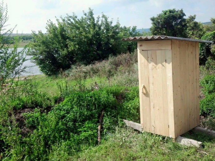 деревянный туалет на даче деревянный туалет на даче