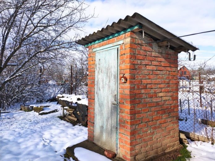 кирпичный туалет зимой кирпичный туалет зимой