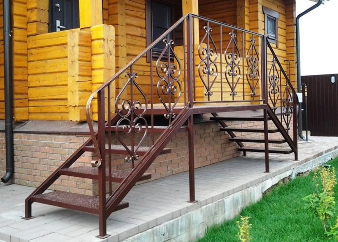 дом с металлическим крыльцом дом с металлическим крыльцом