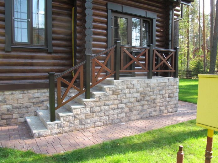 каменное крыльцо у деревянного дома каменное крыльцо у деревянного дома