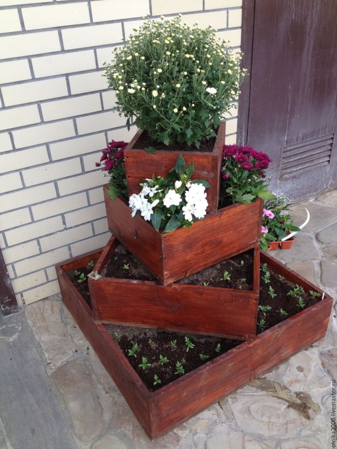 клумба из ящиков клумба из ящиков