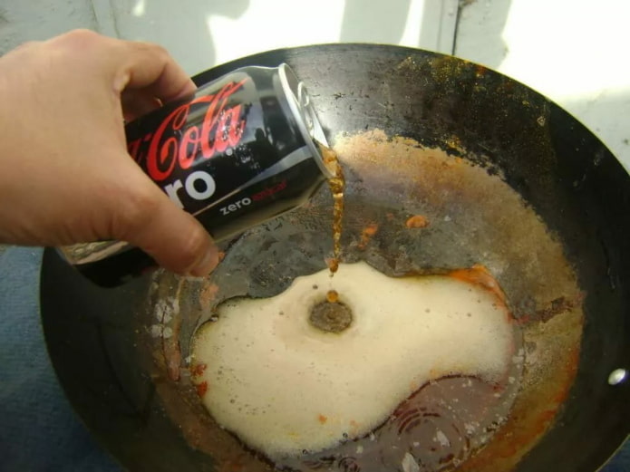 мытье сковороды колой мытье сковороды колой