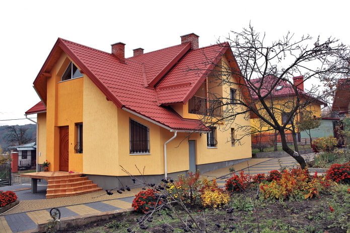 оранжево-желтый коттедж с красной крышей оранжево-желтый коттедж с красной крышей