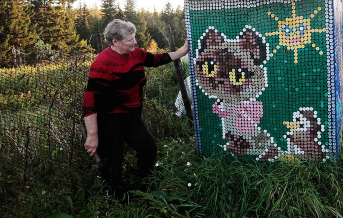 картина из крышек в рабице картина из крышек в рабице