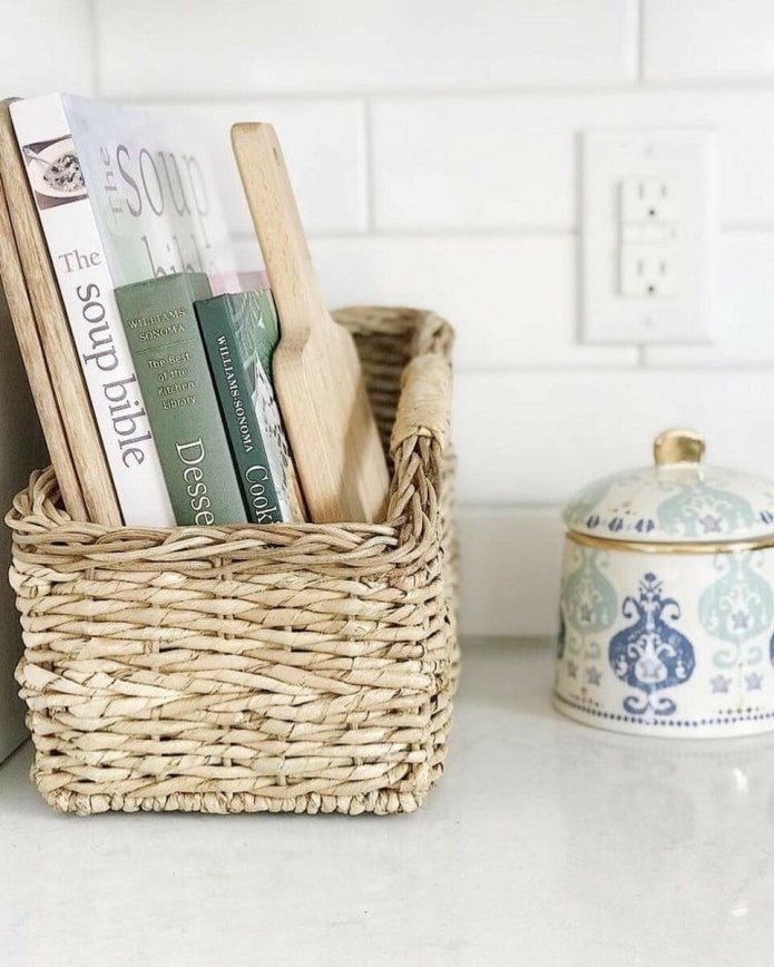 Книги в плетеной корзинке Книги в плетеной корзинке