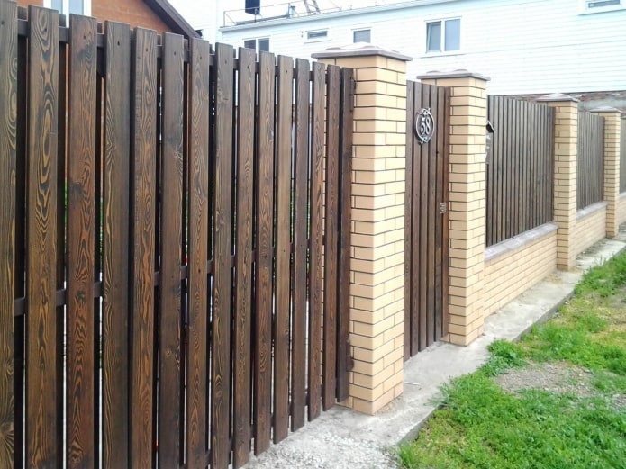 забор из дерева и кирпича забор из дерева и кирпича